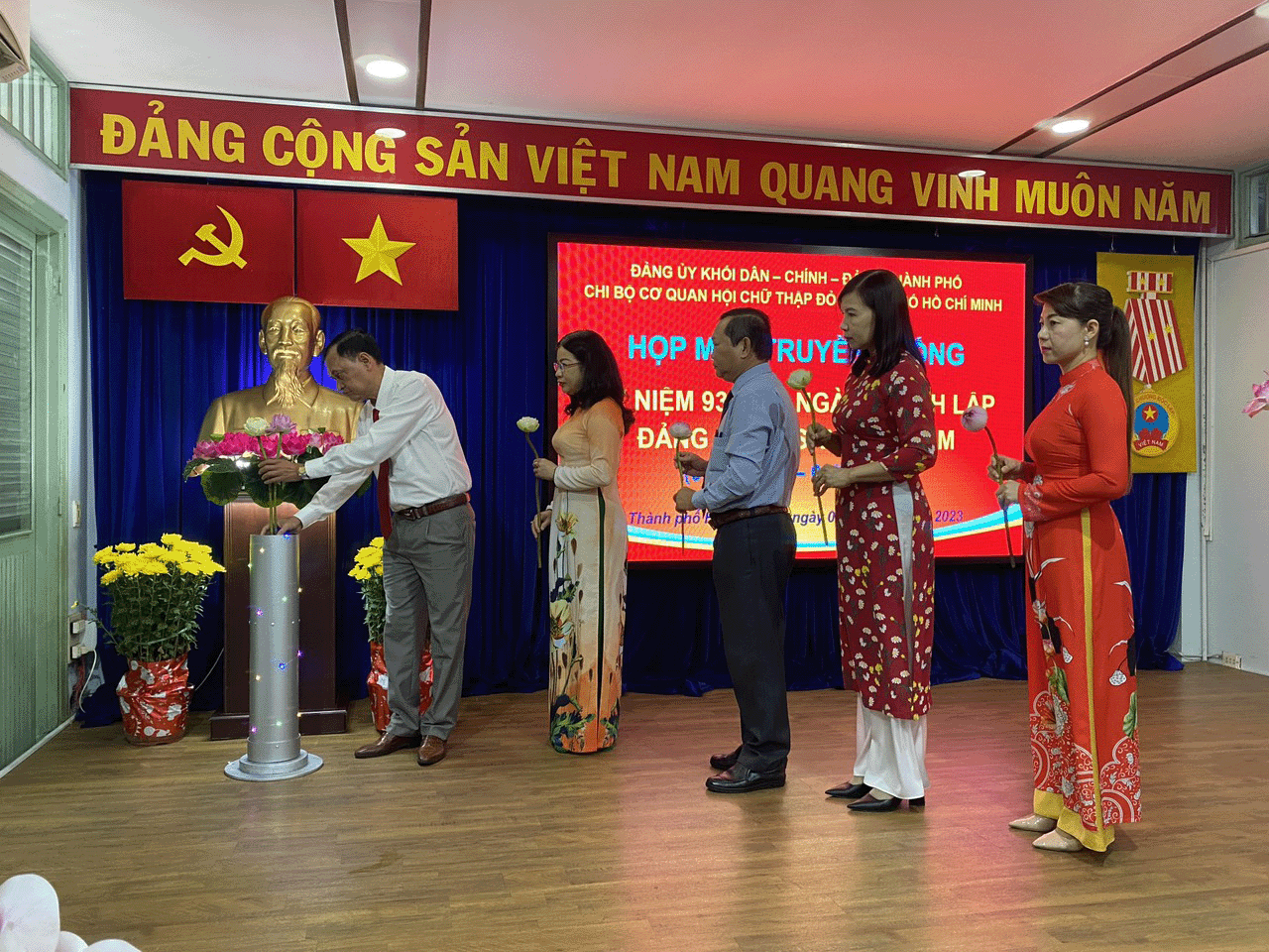 Cấp ủy chi bộ dâng hoa cho Bác