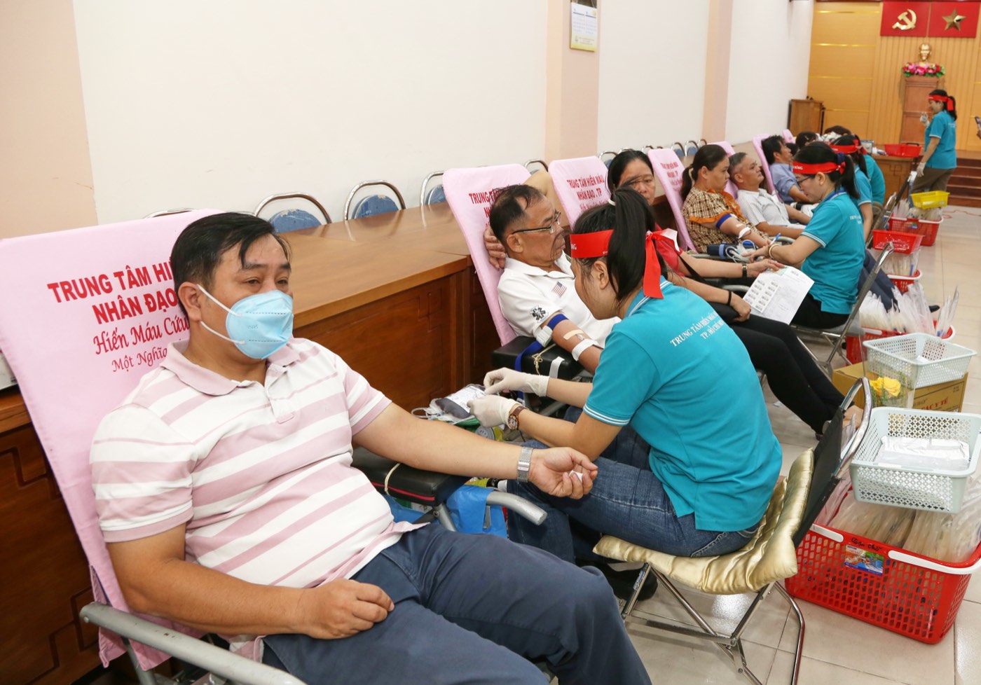 Người dân hiến máu tình nguyện